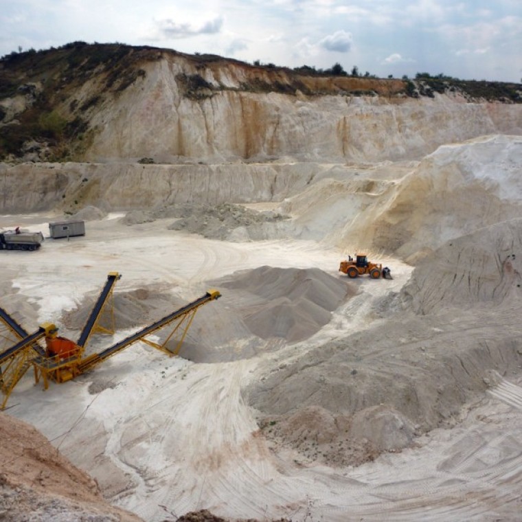 Kivitelezési tevékenységünkhöz szervesen kapcsolódik az ott felhasznált kő- kavicstermékek bányászata. 